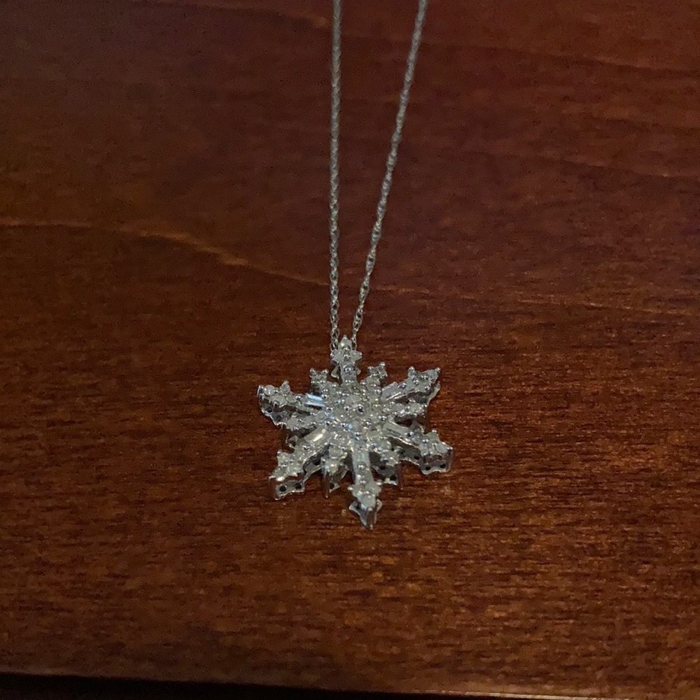 Snowflake silver necklace